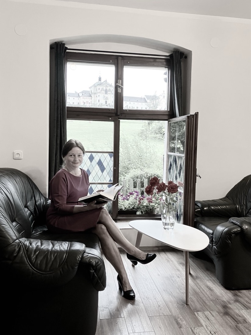 Janet Rumlová ve své psychologické poradně v Kuksu, v okně výhled na barokní Hospitál